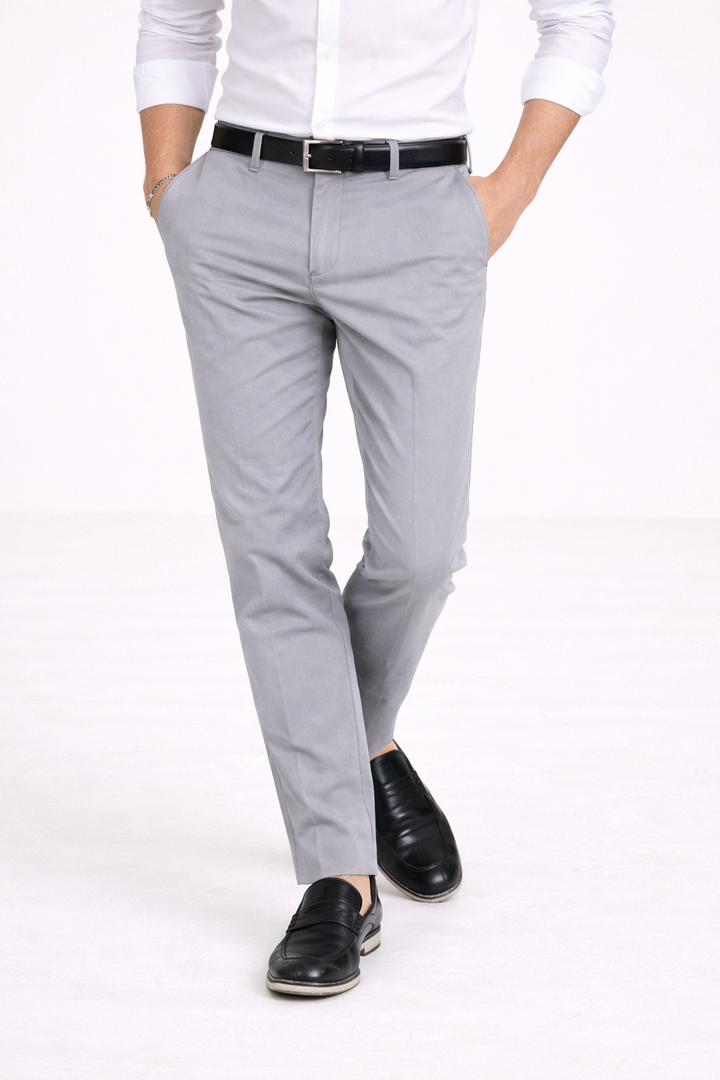 Grijze heren chino broek, een stijlvolle en comfortabele keuze voor de moderne man met oog voor detail.