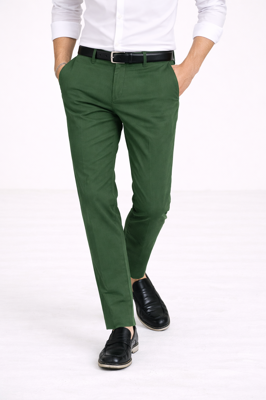 Stijlvolle heren chino broek met perfecte pasvorm, geschikt als zakelijke pantalon of casual kledingstuk.