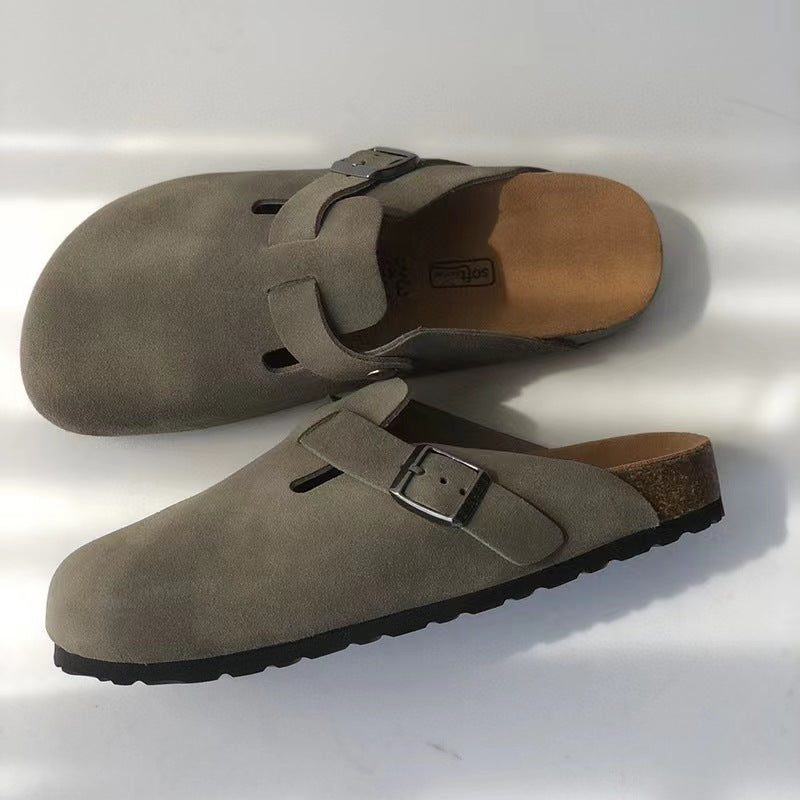 Zijaanzicht van een heren clog, toont de ergonomische voetondersteuning en stevige zool voor goede grip.