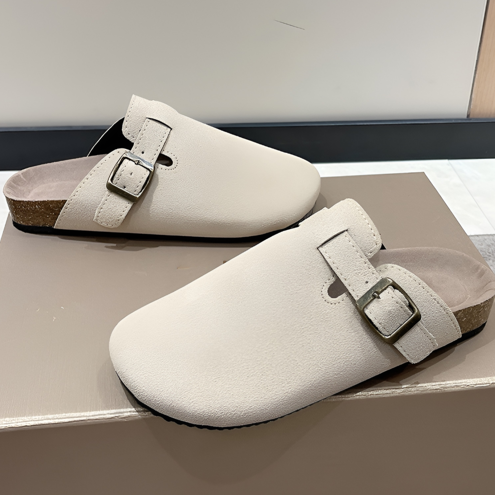Close-up van de verstelbare gesp op een heren clog, voor een perfecte pasvorm en extra comfort.