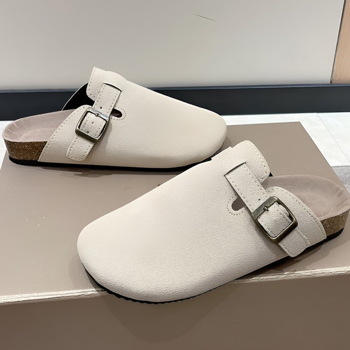 Close-up van de verstelbare gesp op een heren clog, voor een perfecte pasvorm en extra comfort.