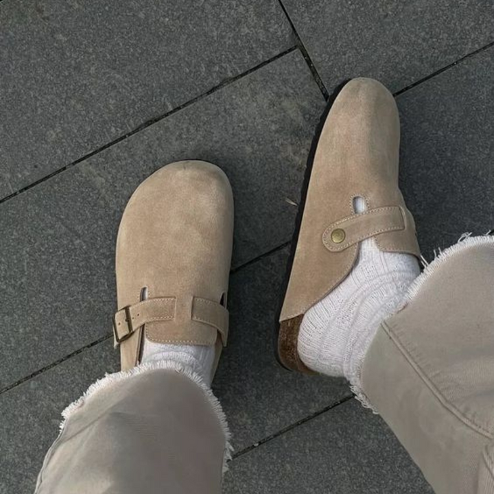 Man draagt comfortabele heren clogs, perfect voor casual herenschoenen of als praktische instap sandalen.
