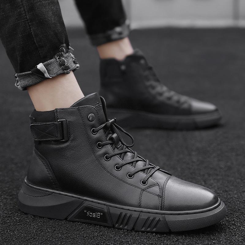 Heren hoge sneakers gedragen, bewijst comfort & moderne stijl. Geschikt voor elke dag. Zwarte stevige schoenen.