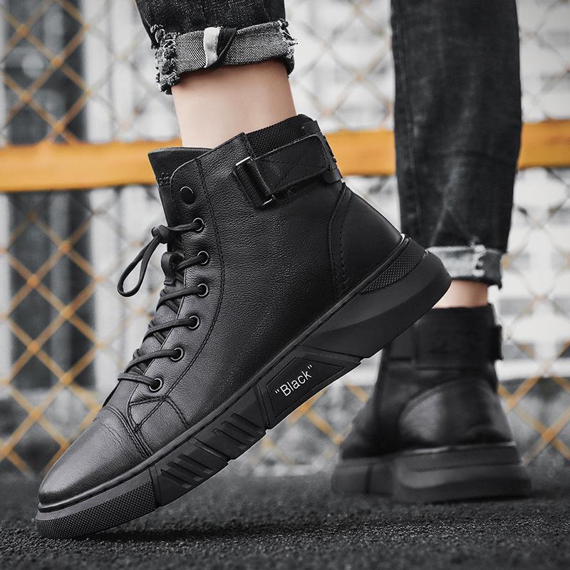 Detailopname van de zwarte hoge herensneakers, toont hoogwaardig materiaal & robuuste zool voor duurzaam comfort.