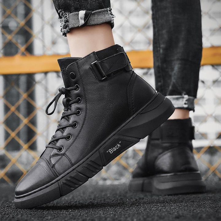 Detailopname van de zwarte hoge herensneakers, toont hoogwaardig materiaal & robuuste zool voor duurzaam comfort.