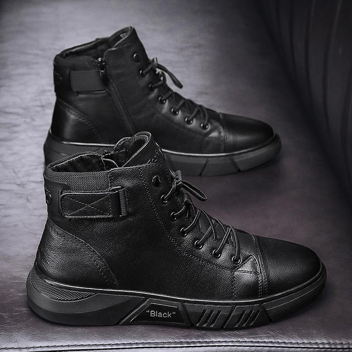 Vooraanzicht van moderne zwarte herensneakers, hoge pasvorm voor extra steun en een comfortabele, trendy look.