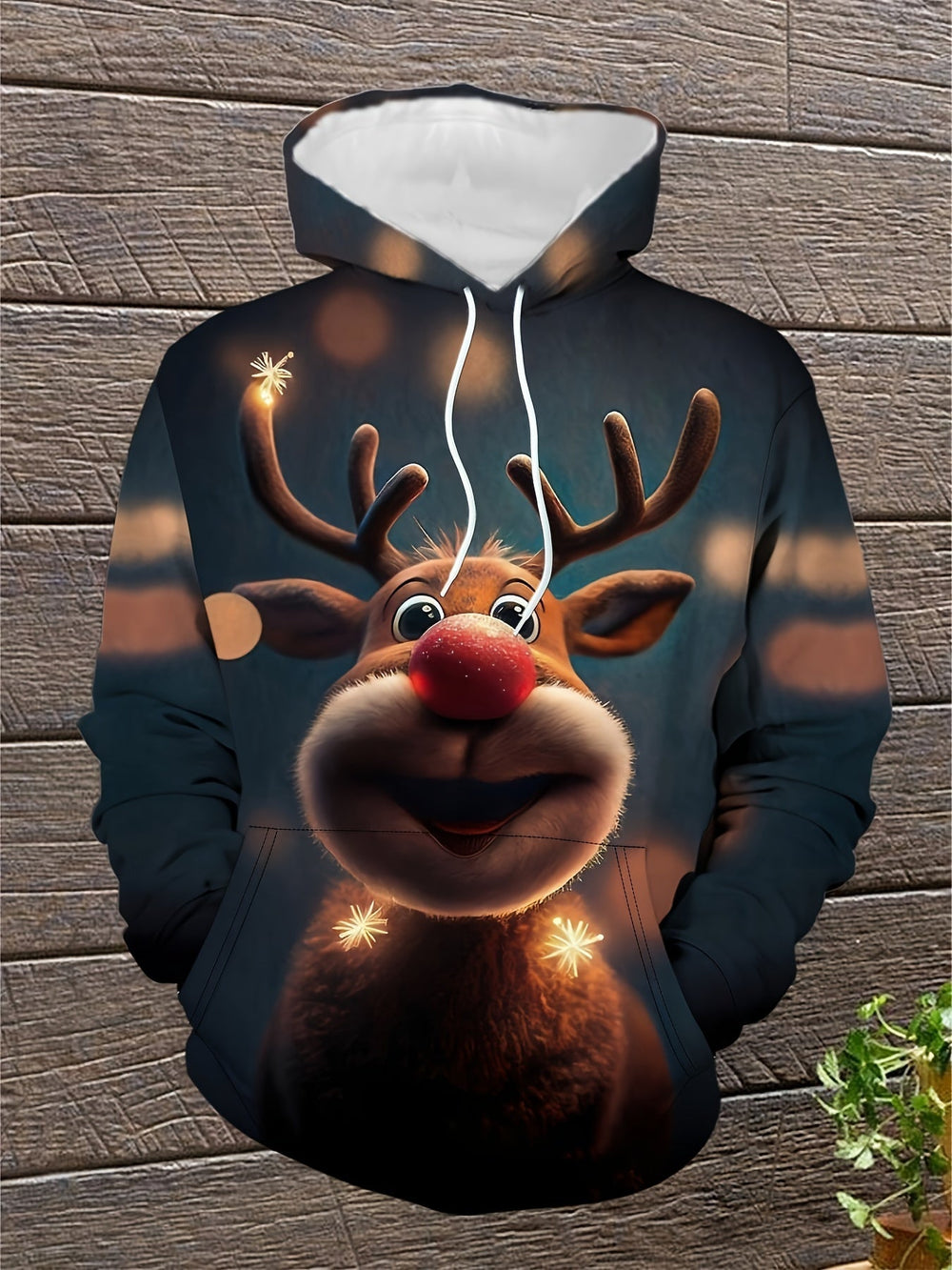 Man draagt comfortabele zwarte rendier kerst hoodie met feestelijke LED-verlichting. Ideaal voor winter.