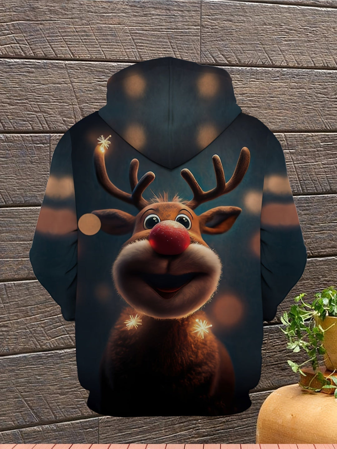 Gedetailleerde close-up van een rendier op een zwarte heren kerst hoodie, met ingebouwde lichtjes.