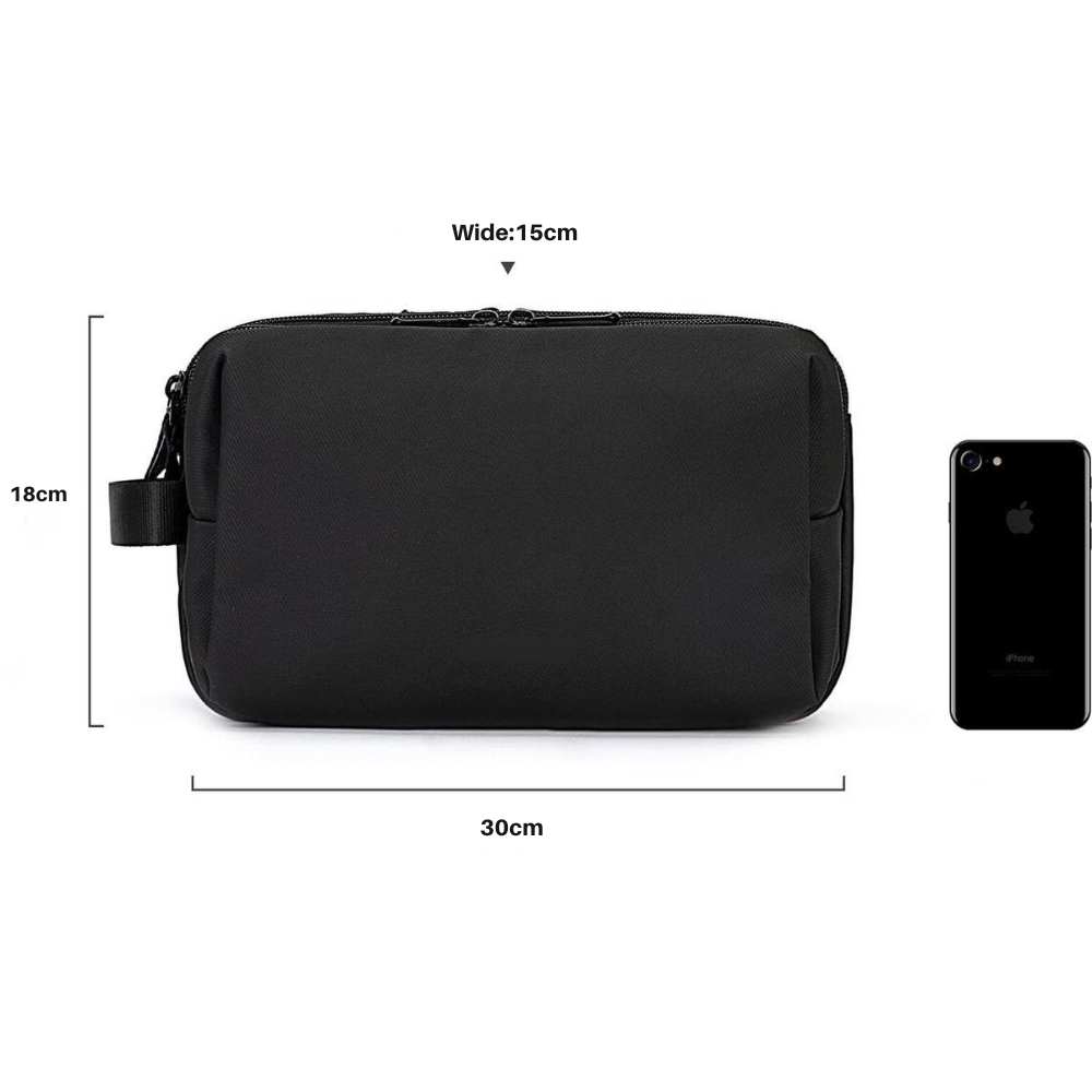 Open zwarte dopp kit voor heren, toont ruime opbergvakken voor scheerset en reisaccessoires.