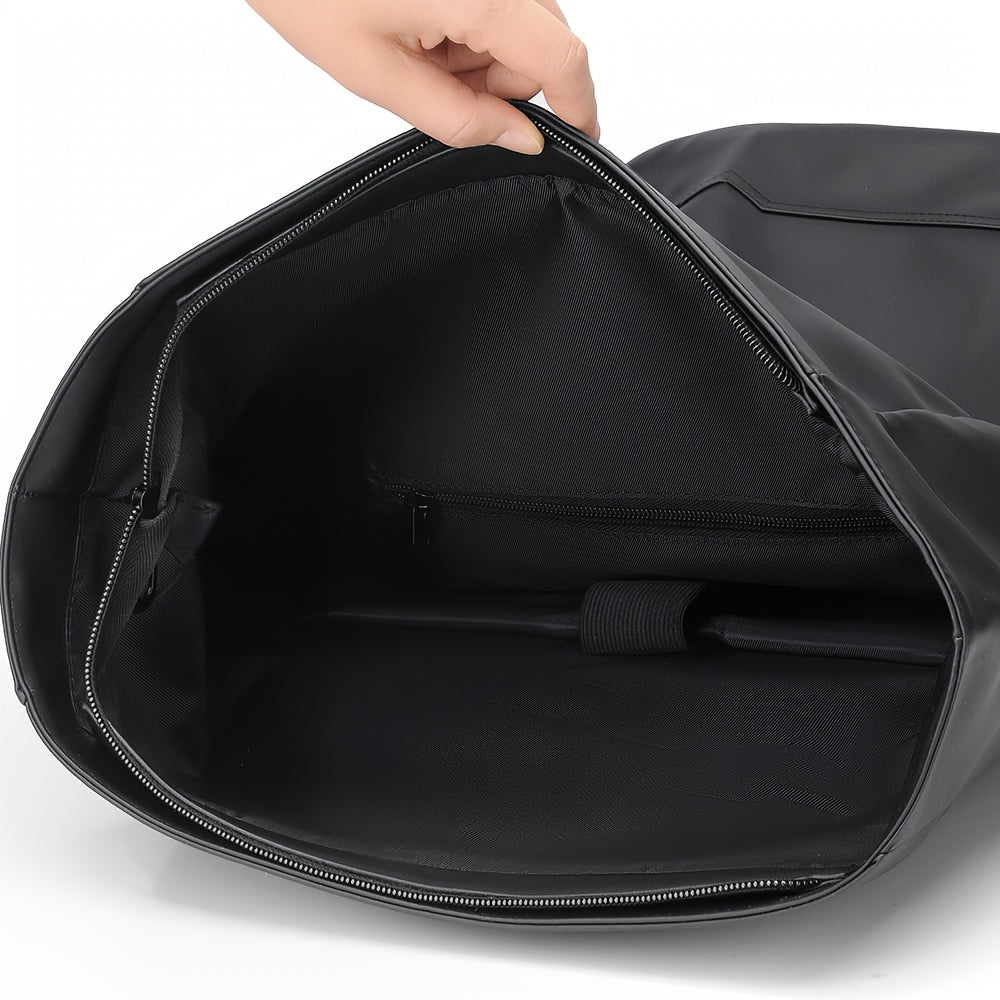 Open zwarte heren rugzak, toont ruim laptopvak en diverse organisatievakken voor efficiënt inpakken.