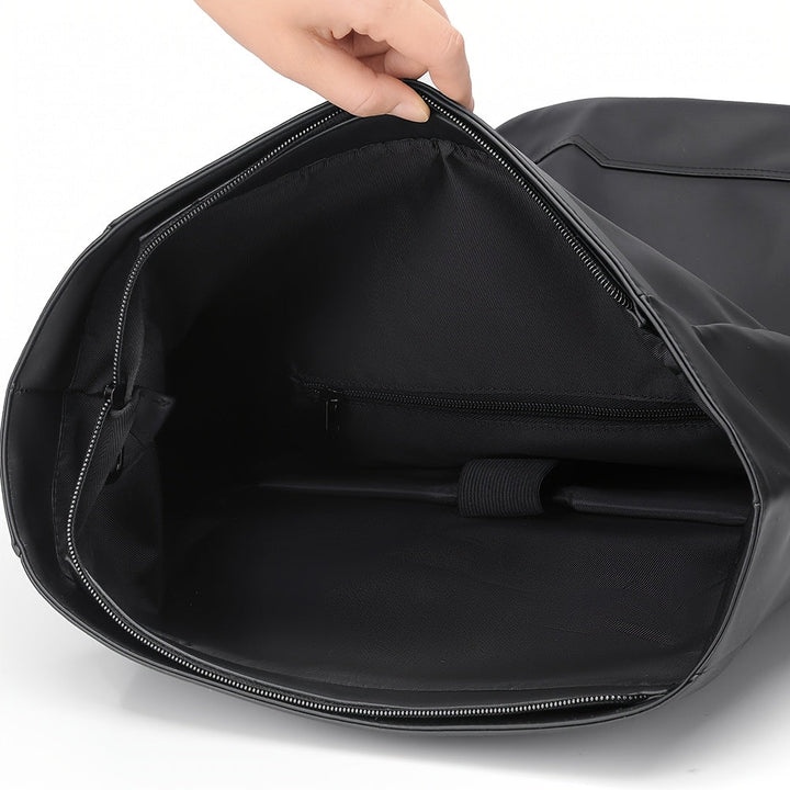 Open zwarte heren rugzak, toont ruim laptopvak en diverse organisatievakken voor efficiënt inpakken.