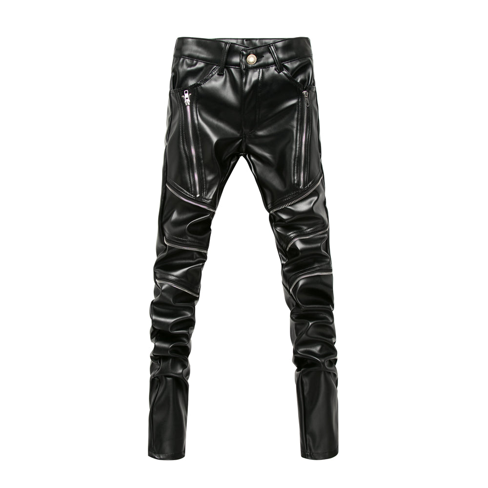Stijlvolle zwarte lederlook herenbroek met slimfit pasvorm, ideaal voor een trendy biker of casual outfit.