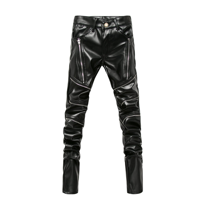 Stijlvolle zwarte lederlook herenbroek met slimfit pasvorm, ideaal voor een trendy biker of casual outfit.