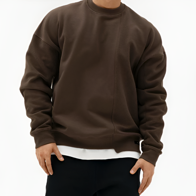 Zwarte heren sweater met ronde hals en unieke asymmetrische naad. Ideaal voor casual winterlooks.