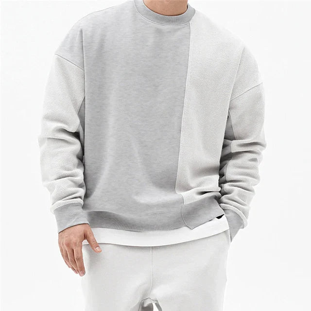 Modieuze heren sweater met ronde hals en asymmetrisch detail. Trendy wintermode voor een relaxte look.