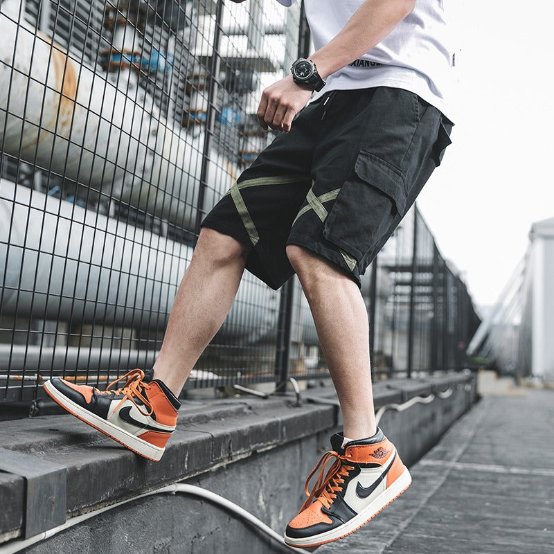 Zwarte heren urban cargoshort, ideaal voor casual zomerse dagen. Stijlvol, comfortabel en praktisch.