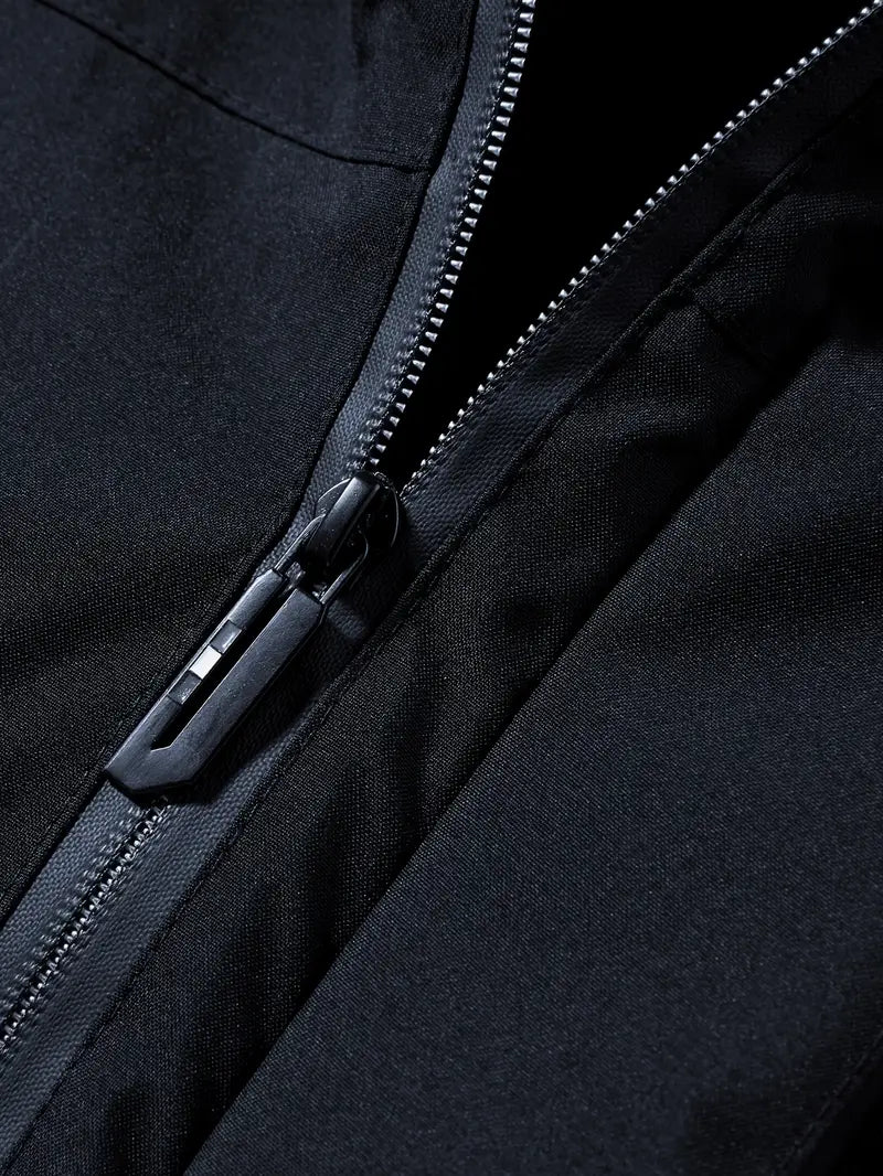 Praktische zakken en stevige rits van de warme waterdichte heren winterparka, ademend en functioneel.