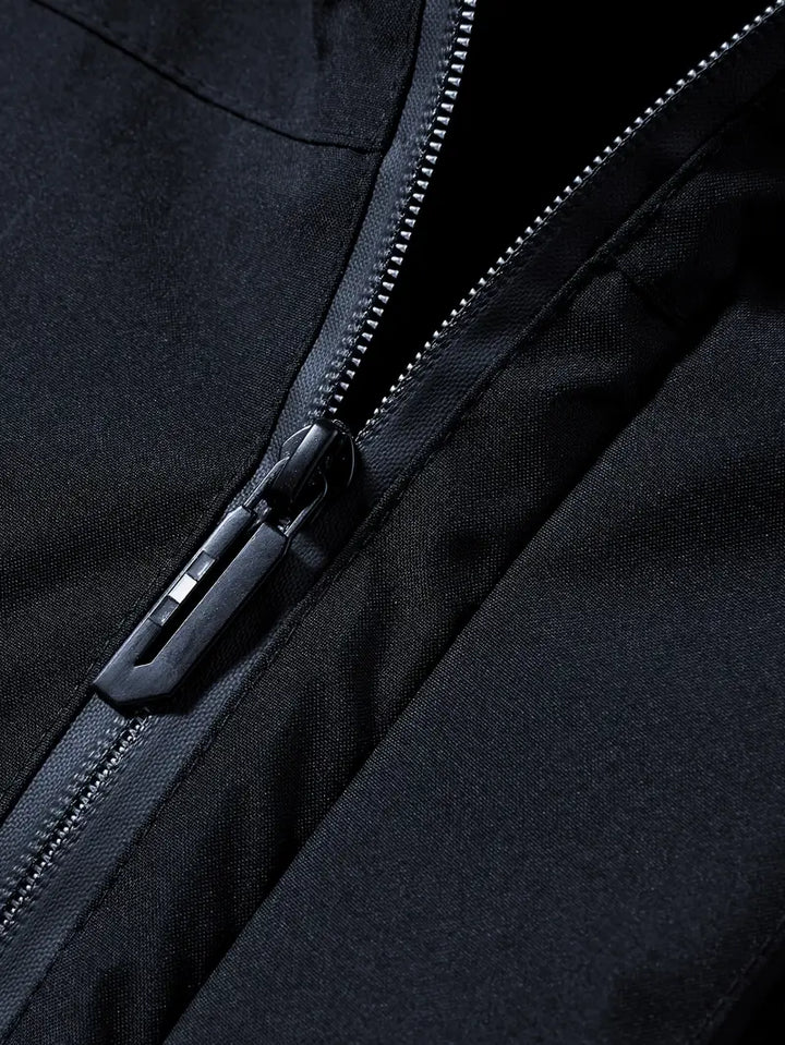 Praktische zakken en stevige rits van de warme waterdichte heren winterparka, ademend en functioneel.