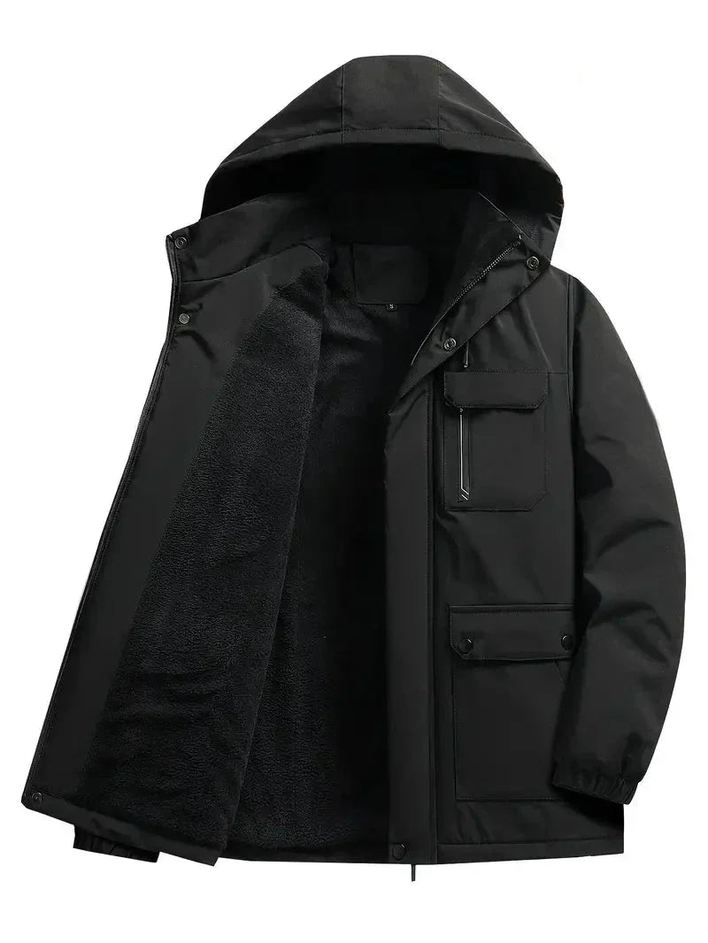 Model draagt ademende, waterdichte heren winterparka in klassiek zwart, warm en casual.