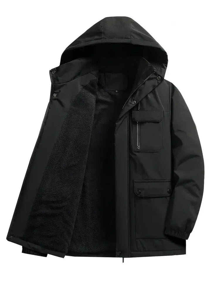 Model draagt ademende, waterdichte heren winterparka in klassiek zwart, warm en casual.