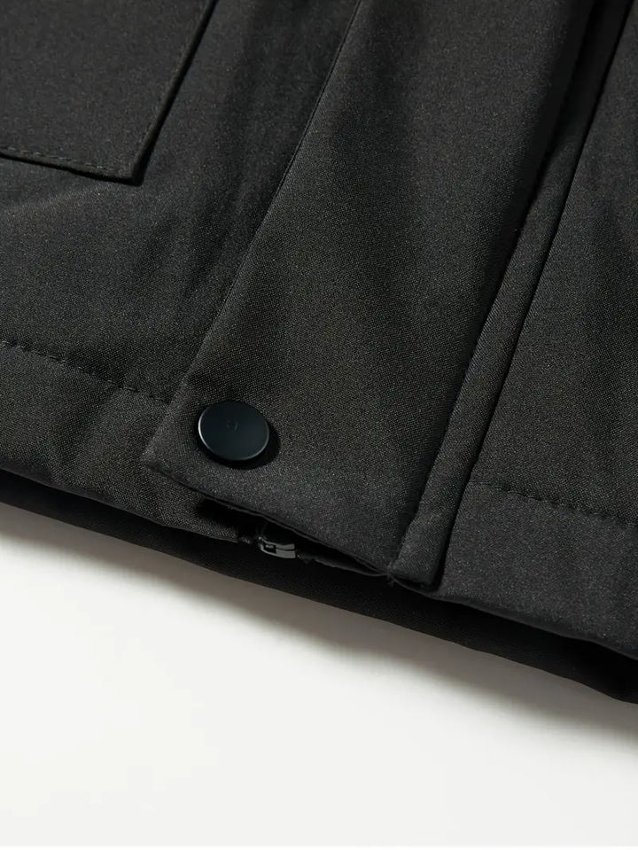 Close-up van de duurzame waterdichte stof van deze ademende heren winterparka, warm en robuust.