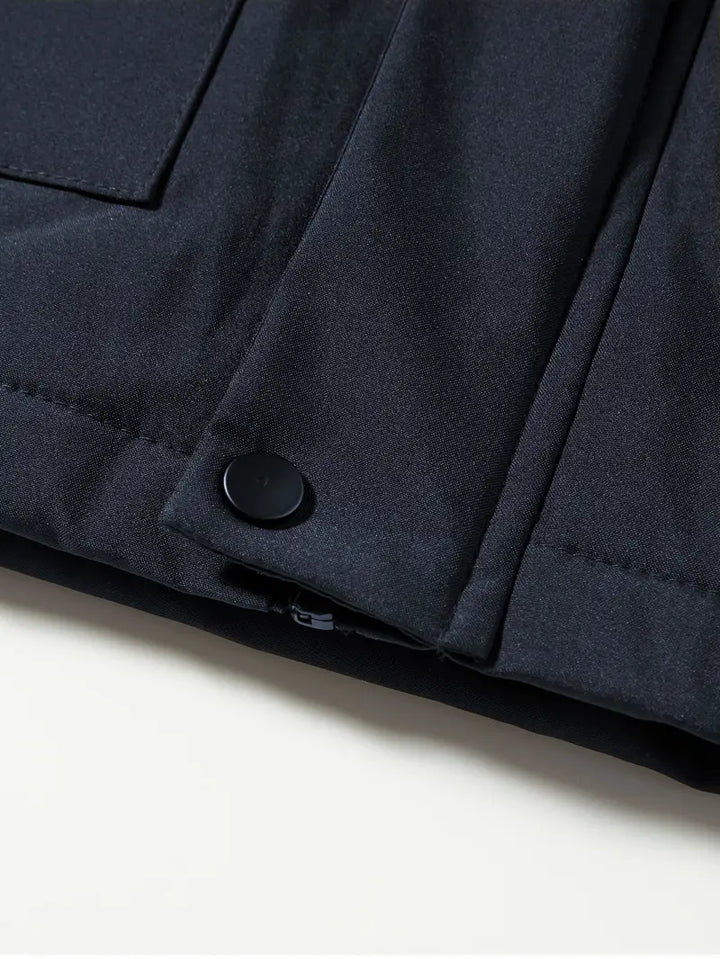 Zwarte heren winterparka met capuchon op, waterdicht, ademend & extra warm voor de winter.
