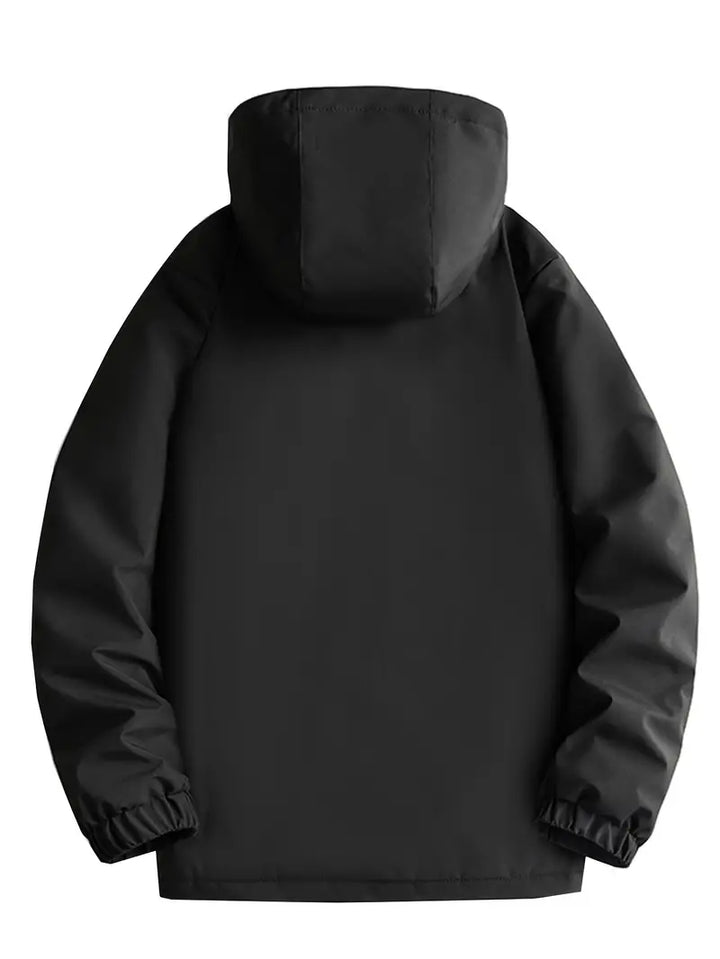 Volledig beeld van de warme, ademende en waterdichte heren winterparka in een tijdloze zwarte kleur.