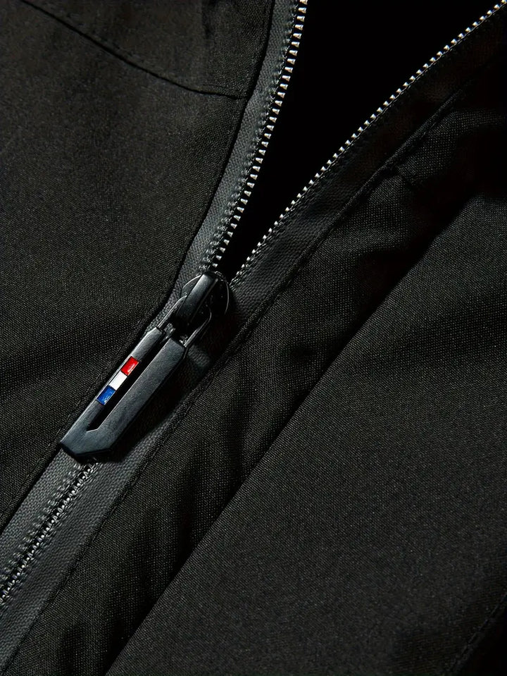 Details van de zachte, warme voering van de ademende waterdichte heren winterparka, comfortabel.