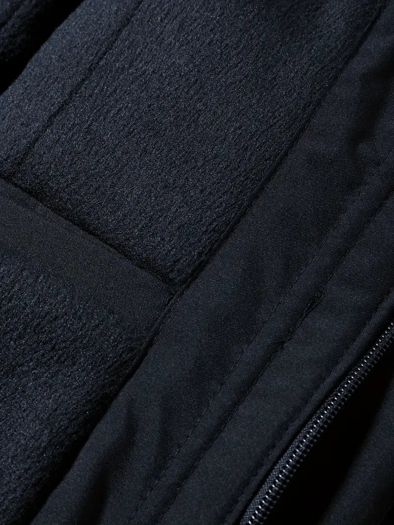 Zijaanzicht van de casual waterdichte heren winterparka in het zwart, warm, ademend en functioneel.