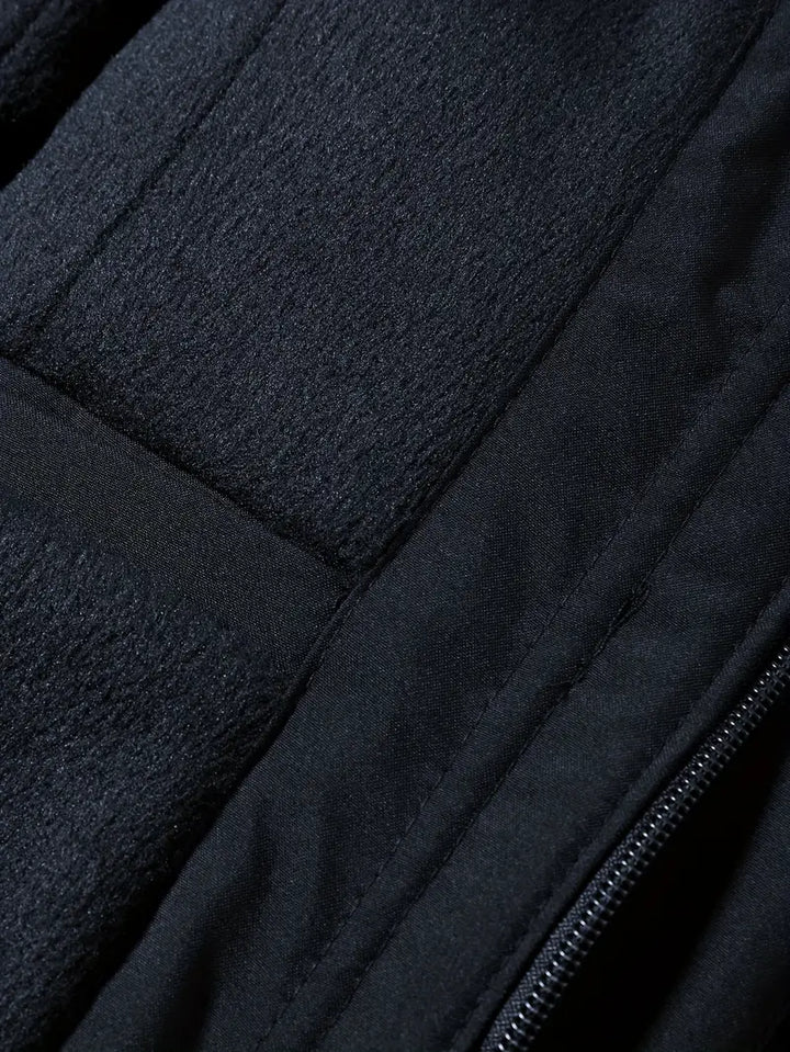 Zijaanzicht van de casual waterdichte heren winterparka in het zwart, warm, ademend en functioneel.