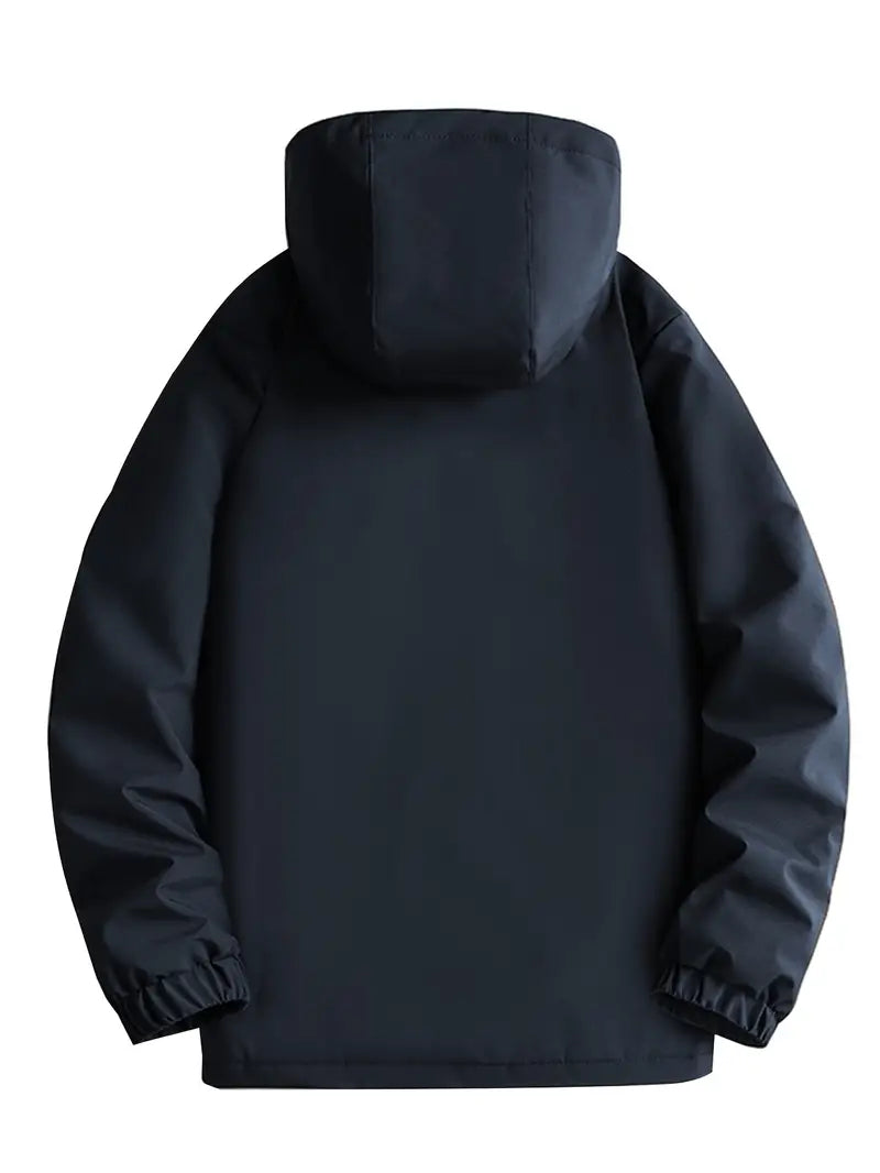 Actieve man in een ademende, waterdichte heren winterparka, warm en stijlvol voor elk avontuur.
