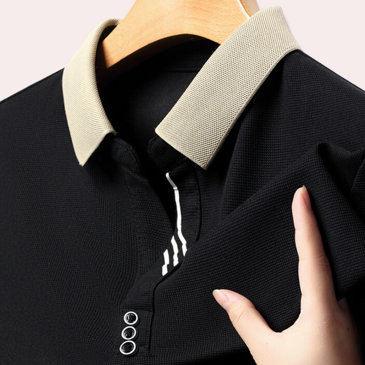 "Zwarte herenpolo met korte mouwen, elegante pasvorm, klassieke polohals, veelzijdig voor zomer casual wear."