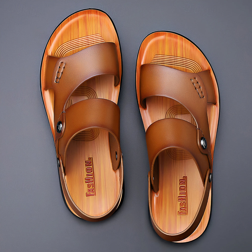 "Zwarte herensandaal voor de zomer met ergonomisch voetbed, ademend ontwerp en antislip zool voor comfort en stijl."