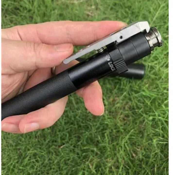 Zwarte inklapbare wandelstok met ergonomische handgreep en stevig aluminium ontwerp voor stabiele ondersteuning.