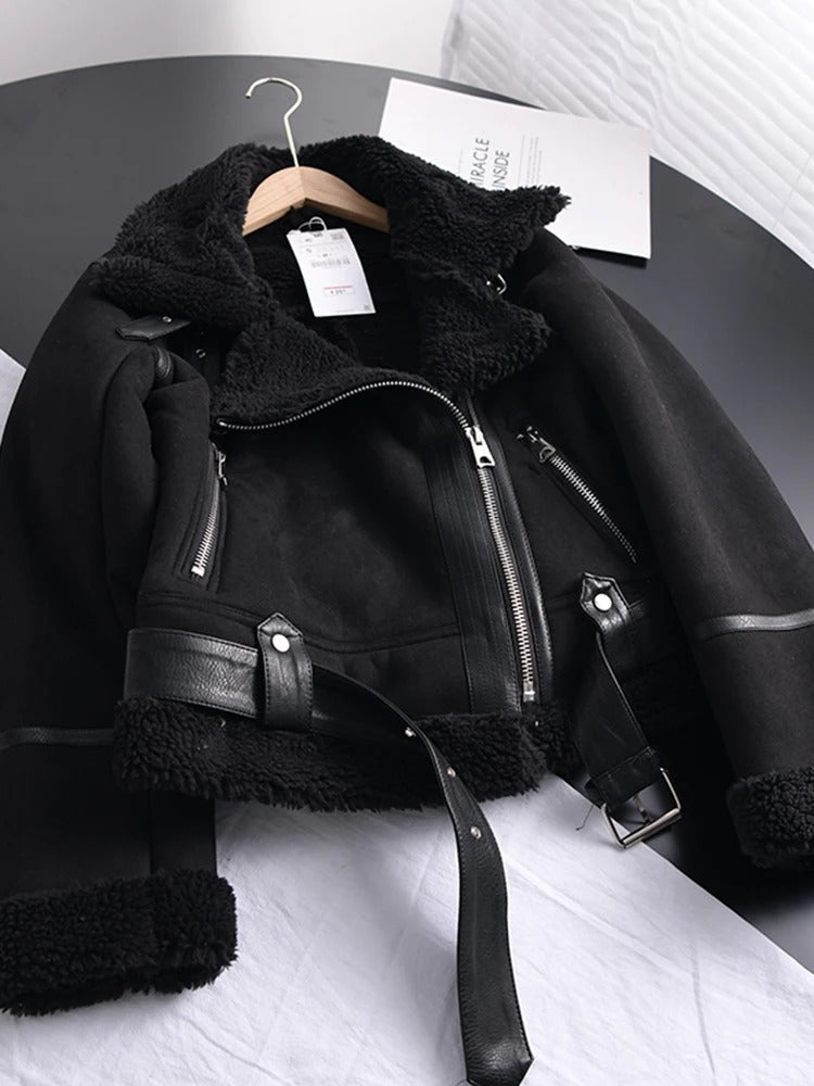 Zwarte leren dames winterjas; stijlvolle, getailleerde outwear met stoere elegantie voor modieuze vrouwen.