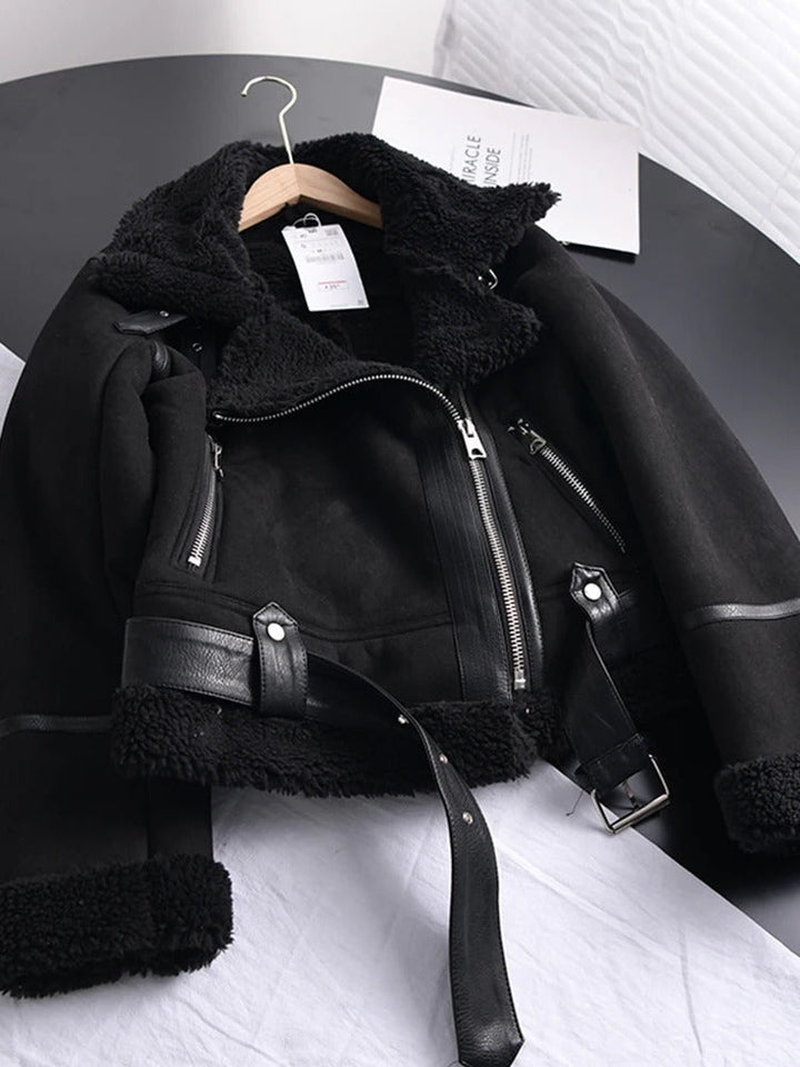 Zwarte leren dames winterjas; stijlvolle, getailleerde outwear met stoere elegantie voor modieuze vrouwen.