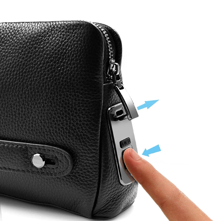 Luxe zwarte leren heren clutch, uitgerust met geavanceerd vingerafdrukslot voor optimale anti-diefstal beveiliging.