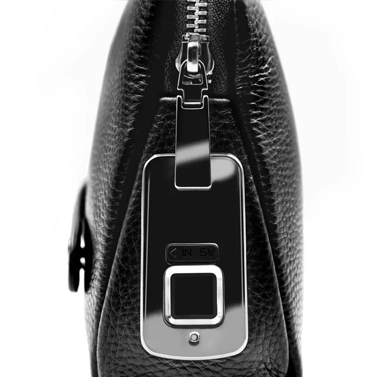 Detailopname van het vingerafdrukslot op de zwarte leren heren anti-diefstal clutch, garant voor veiligheid.