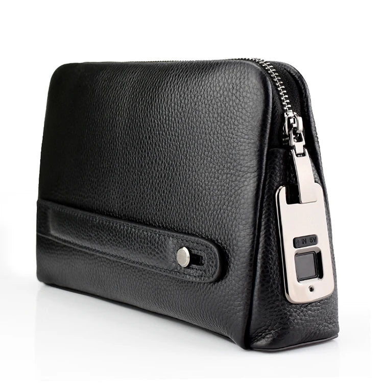 Elegante zwarte leren heren anti-diefstal clutch in gebruik, met vingerafdrukslot voor snelle en veilige toegang.
