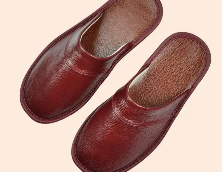 Zwarte leren heren pantoffels, stijlvol en comfortabel, perfect voor winterse avonden, gemaakt van hoogwaardig leer.