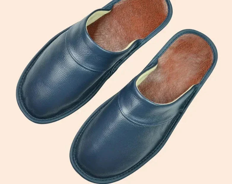 Zwarte leren heren pantoffels, stijlvol en comfortabel, perfect voor winterse avonden, gemaakt van hoogwaardig leer.
