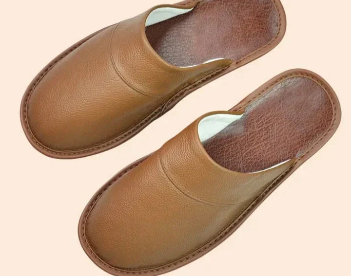 Zwarte leren heren pantoffels, stijlvol en comfortabel, perfect voor winterse avonden, gemaakt van hoogwaardig leer.