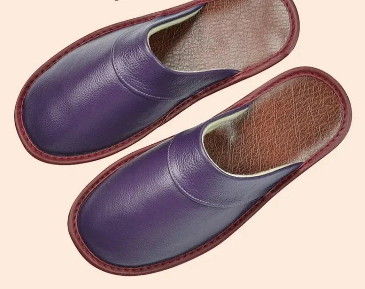 Zwarte leren heren pantoffels, stijlvol en comfortabel, perfect voor winterse avonden, gemaakt van hoogwaardig leer.
