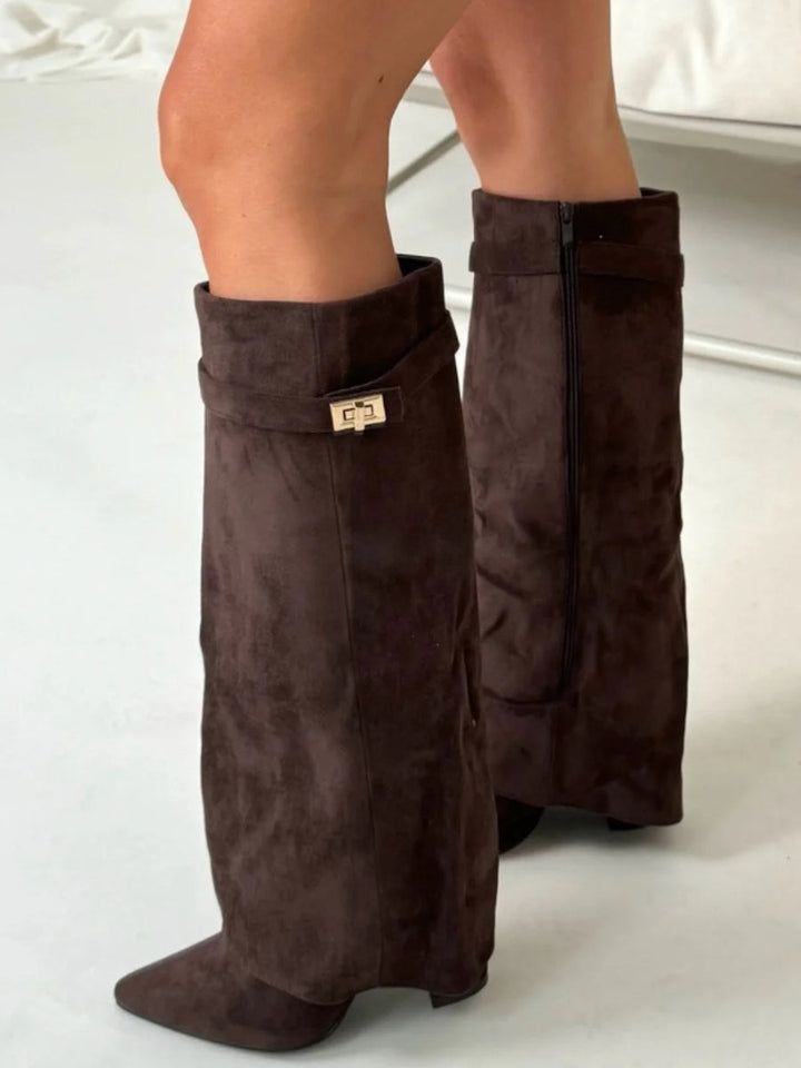 Bruine stijlvolle hoge laarzen voor dames, accentueert elke outfit met klasse en comfort.