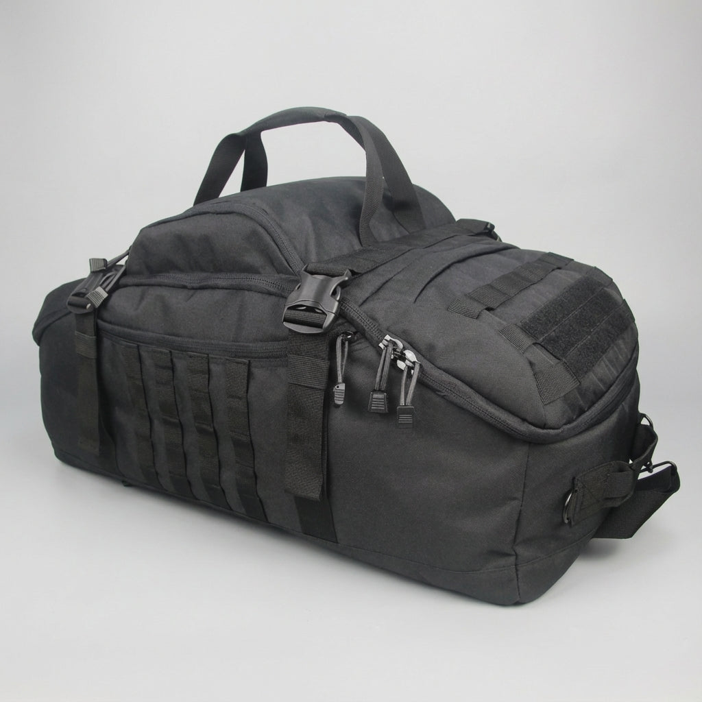 Unisex reistas op een luchthaven, klaar voor een avontuurlijke reis; robuuste Nomadridge bagage met Molle.