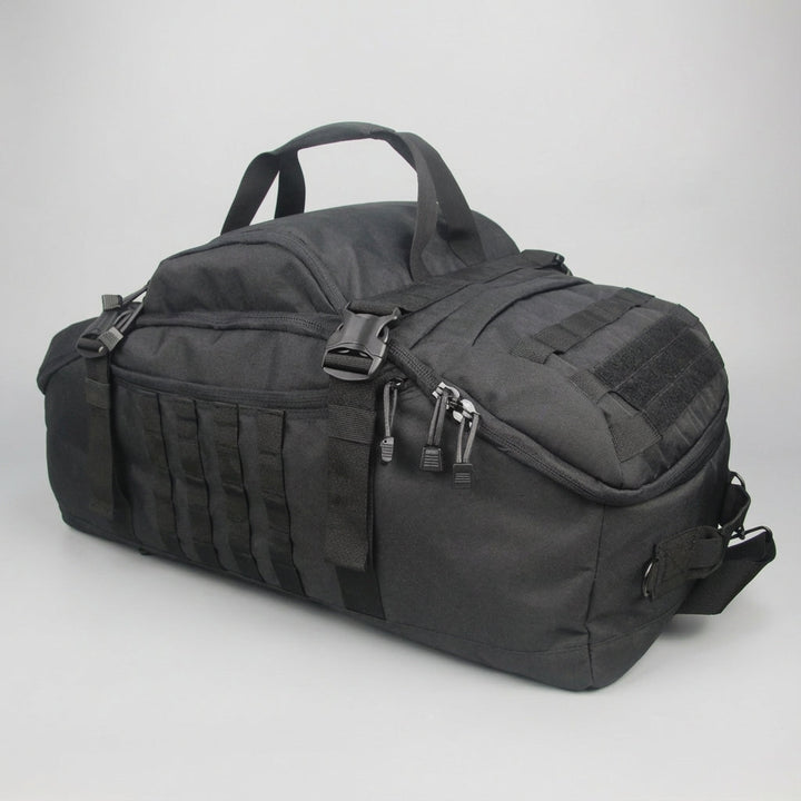 Unisex reistas op een luchthaven, klaar voor een avontuurlijke reis; robuuste Nomadridge bagage met Molle.
