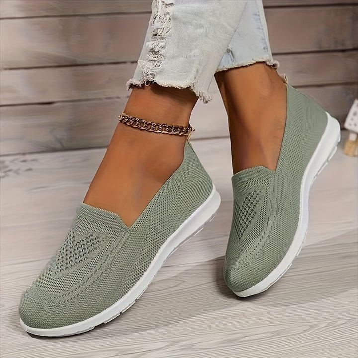 "Zwarte orthopedische instappers voor dames, stijlvol en comfortabel. Slip-on design met ademend bovenwerk en ondersteuning."