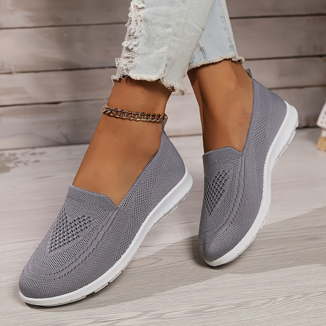 "Zwarte orthopedische instappers voor dames, stijlvol en comfortabel. Slip-on design met ademend bovenwerk en ondersteuning."