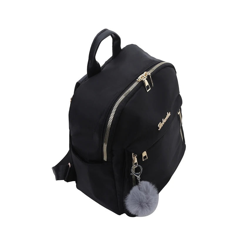 Praktische zwarte PU leren dames rugzak met handige zijvakken. Perfecte organisatie voor al je benodigdheden.