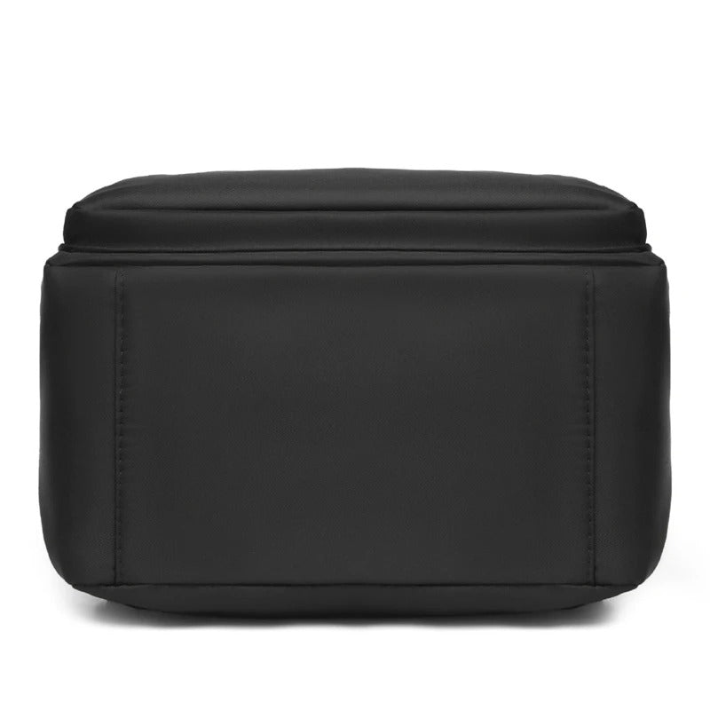 Stijlvolle zwarte dames PU leren dagrugzak, multifunctioneel voor werk of vrije tijd. Een elegante reispartner.